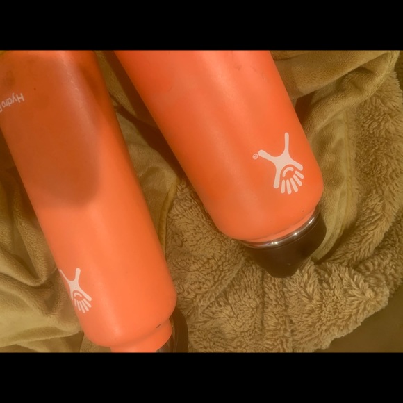 21oz and 32oz highly demanded Tangelo Hydro Flasks - Picture 8 of 9